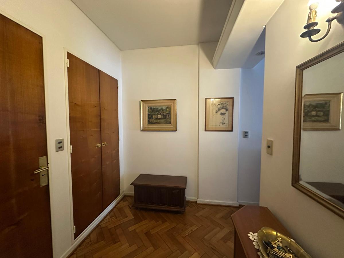 Foto de Departamento de 5 ambientes con dependencia y Cochera., imagen 2