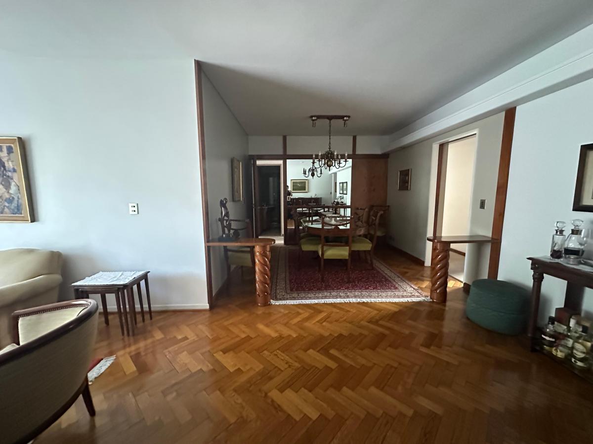 Departamento de 5 ambientes con dependencia y Cochera.