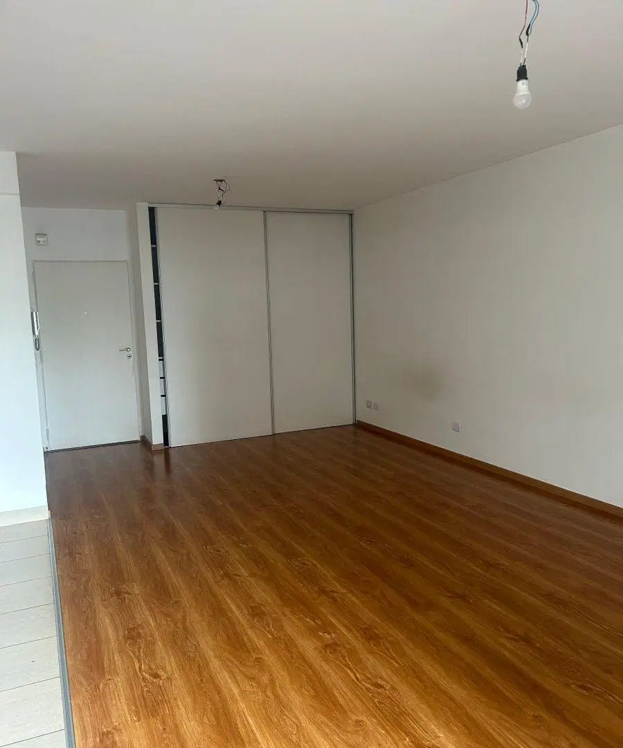 Alquiler Amplio Monoambiente al frente con balcón 5