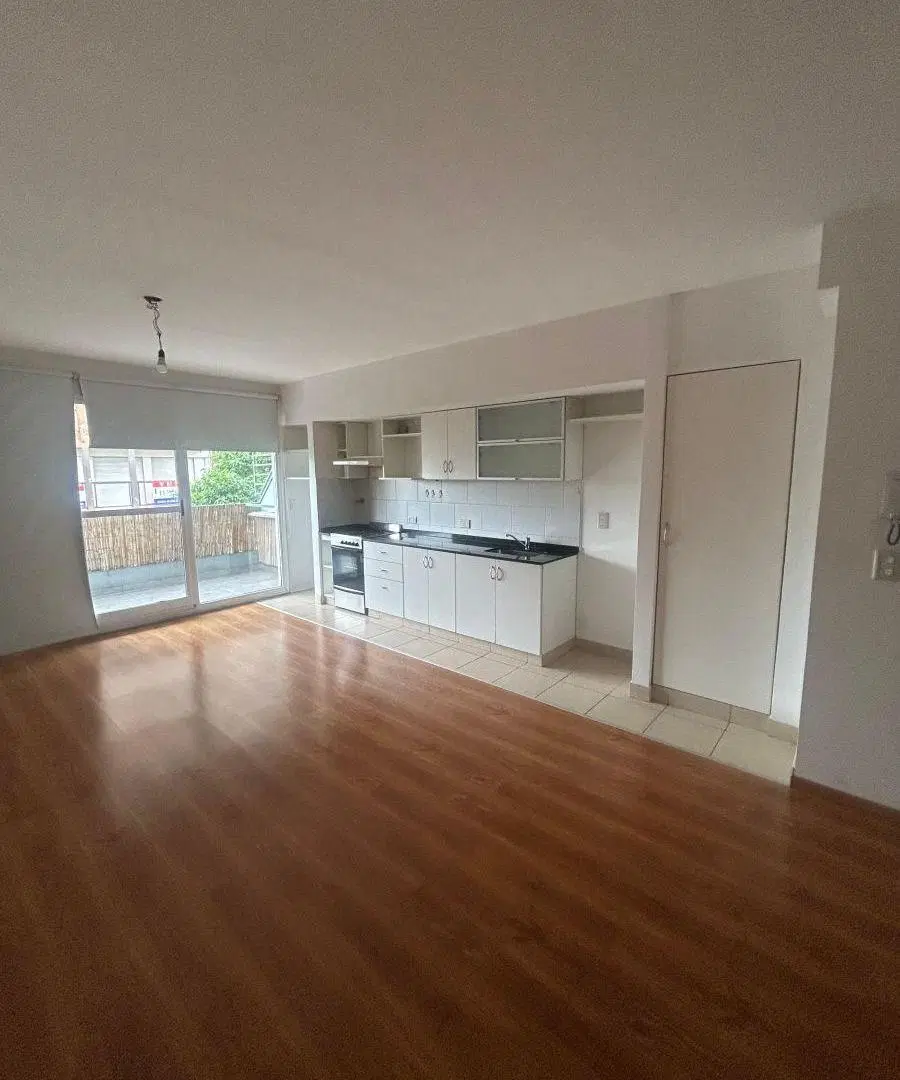 Alquiler Amplio Monoambiente al frente con balcón 3