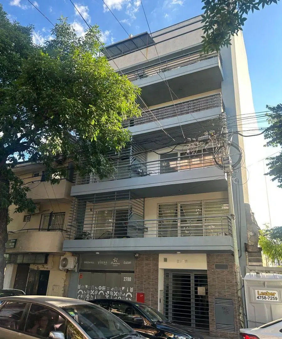 Alquiler Amplio Monoambiente al frente con balcón 2