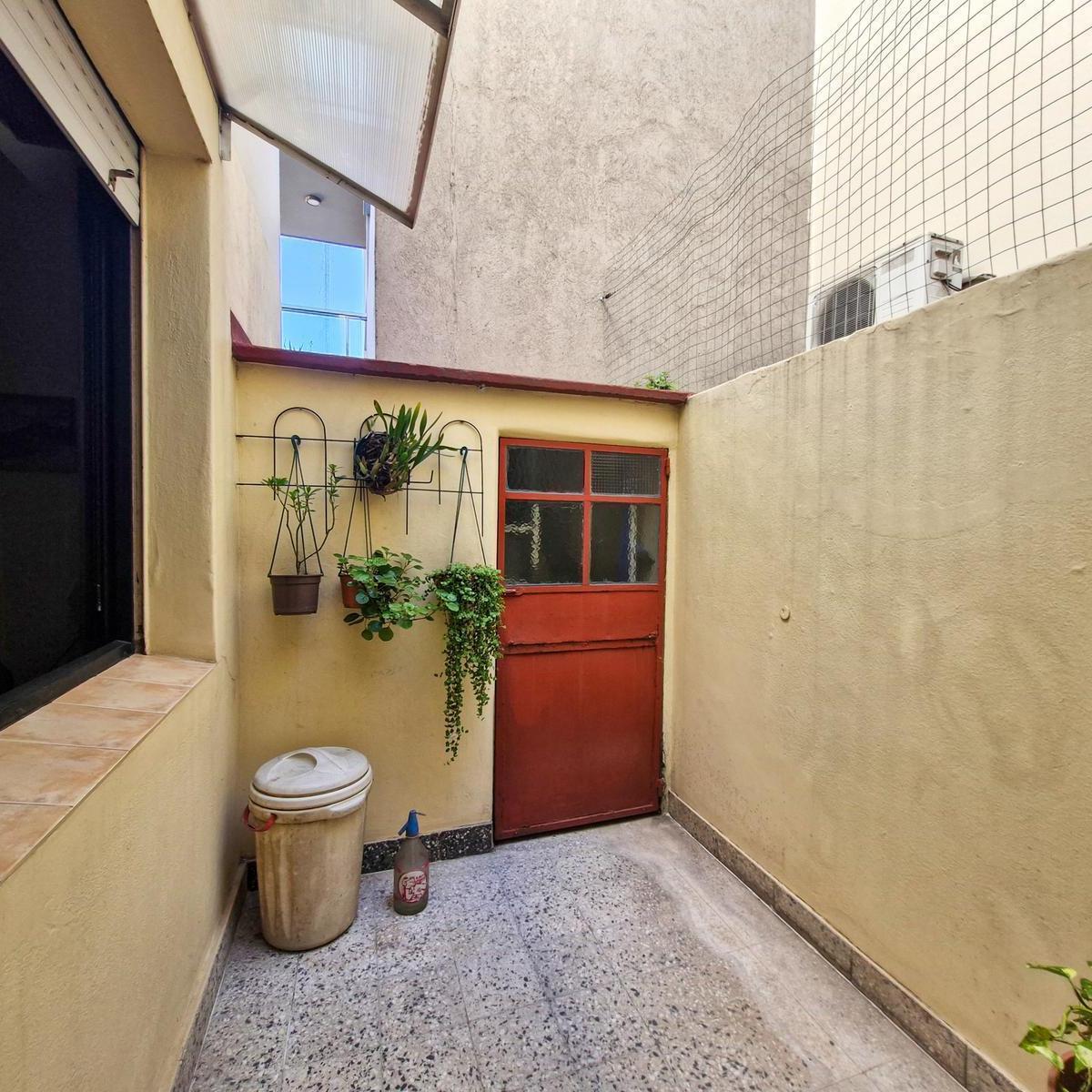 Departamento 3 Ambientes con Balcón y Patio en Monte Castro 4