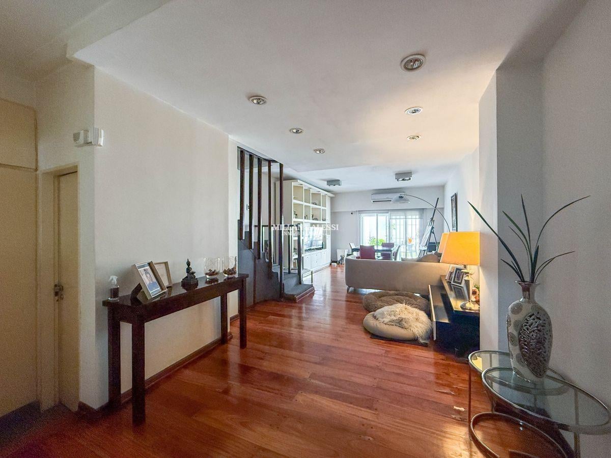 Foto de Dúplex en venta 4 ambientes c/ cochera, jardín y jacuzzi en Monte Castro, imagen 2