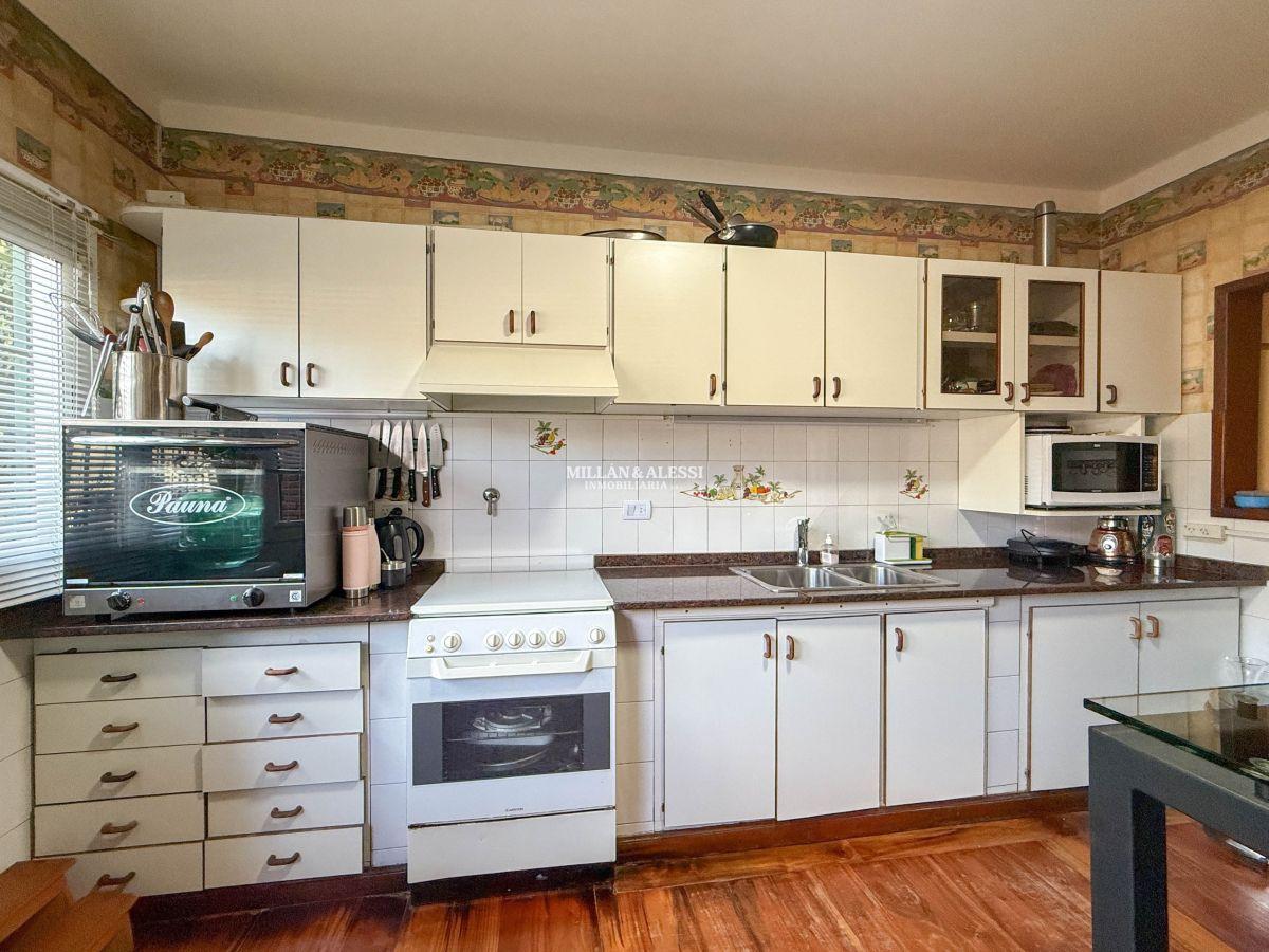 Foto de Dúplex en venta 4 ambientes c/ cochera, jardín y jacuzzi en Monte Castro, imagen 3