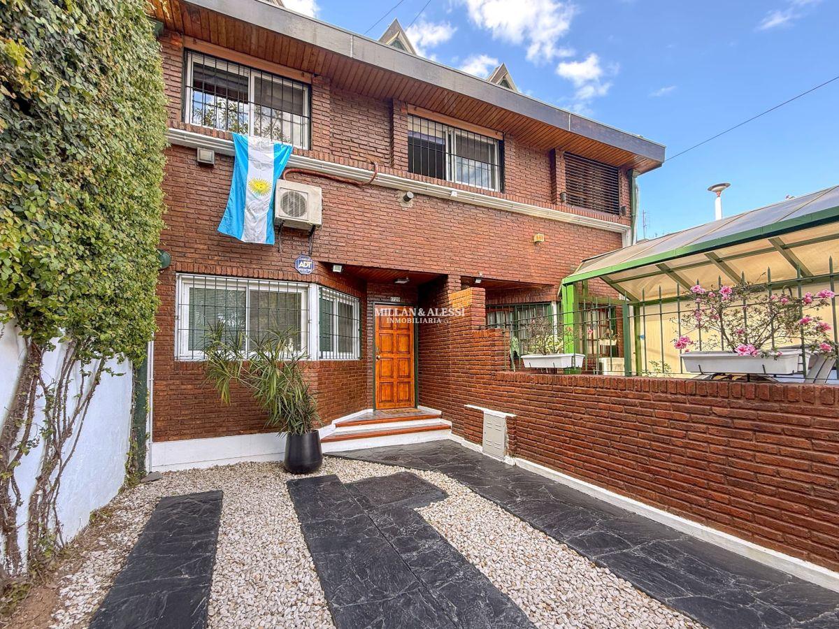 Foto de Dúplex en venta 4 ambientes c/ cochera, jardín y jacuzzi en Monte Castro, imagen 1