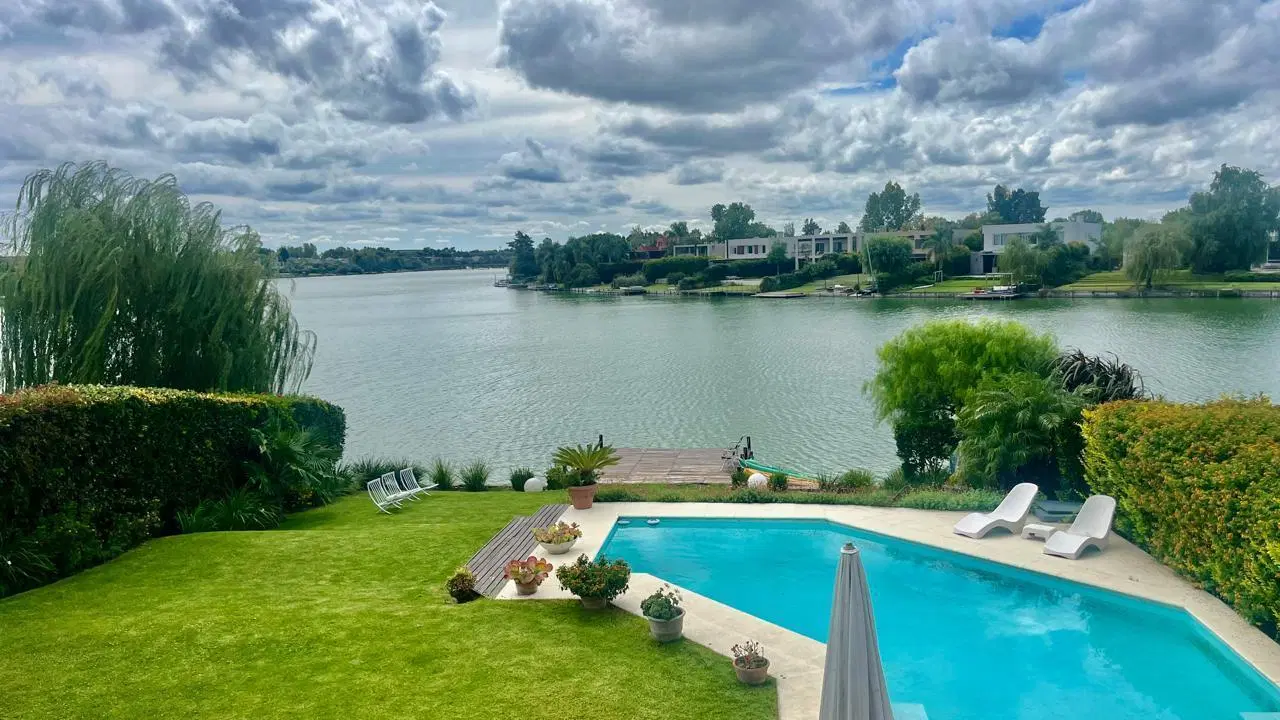 Casa en venta en Santa Barbara al Lago Central con 6 dormitorios 5
