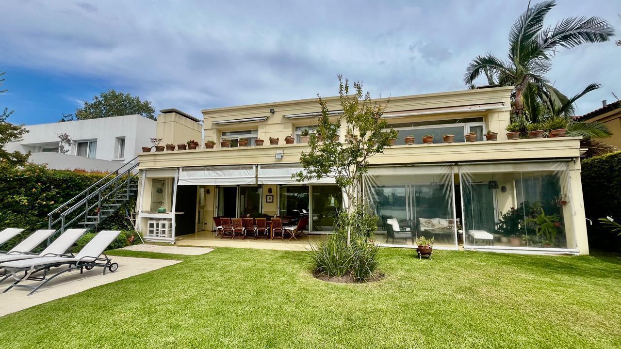 Casa en venta en Santa Barbara al Lago Central con 6 dormitorios