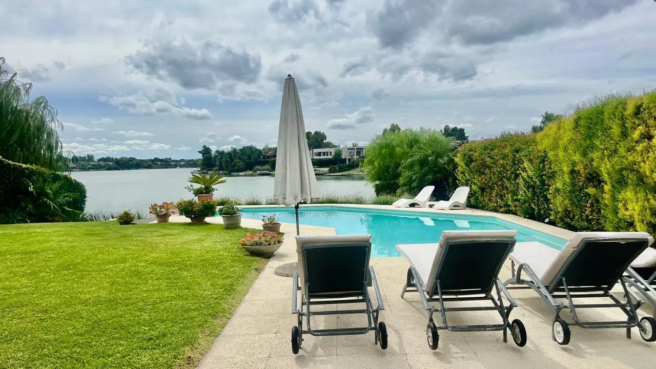 Casa en venta en Santa Barbara al Lago Central con 6 dormitorios 3