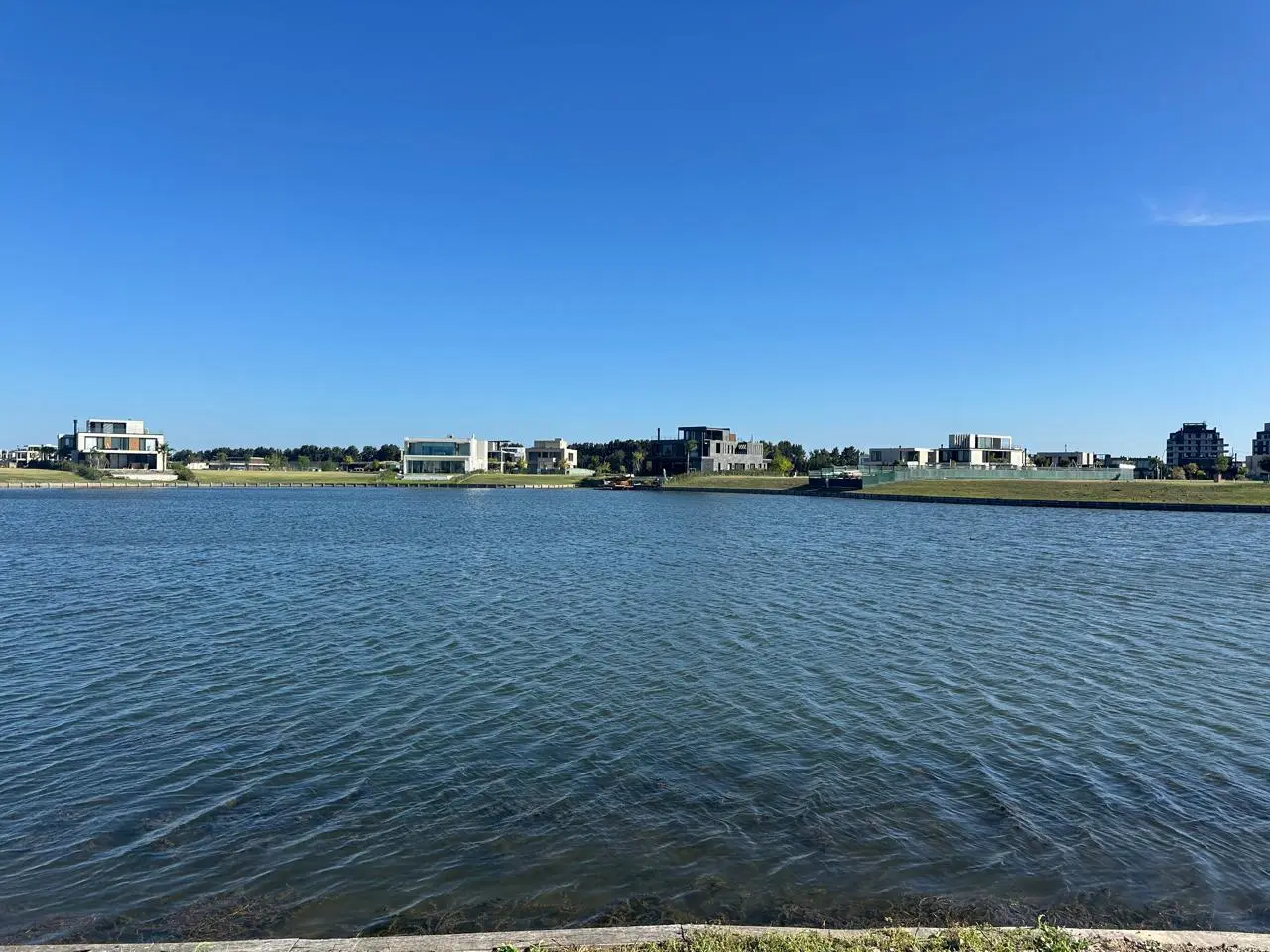 Terreno en venta al lago central en Puentes - Nordelta 1