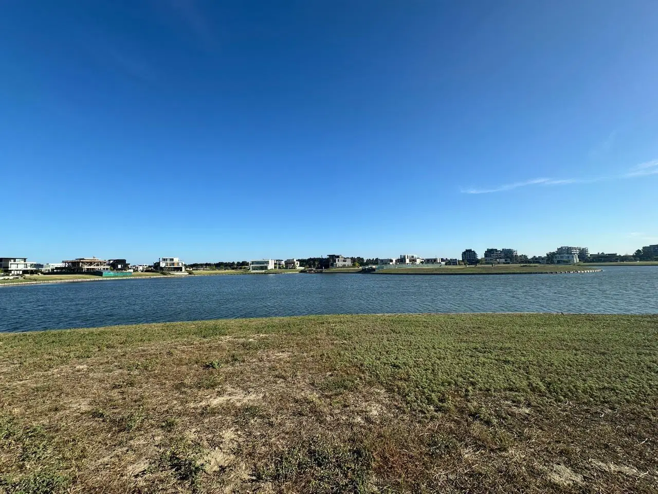 Terreno en venta al lago central en Puentes - Nordelta 2