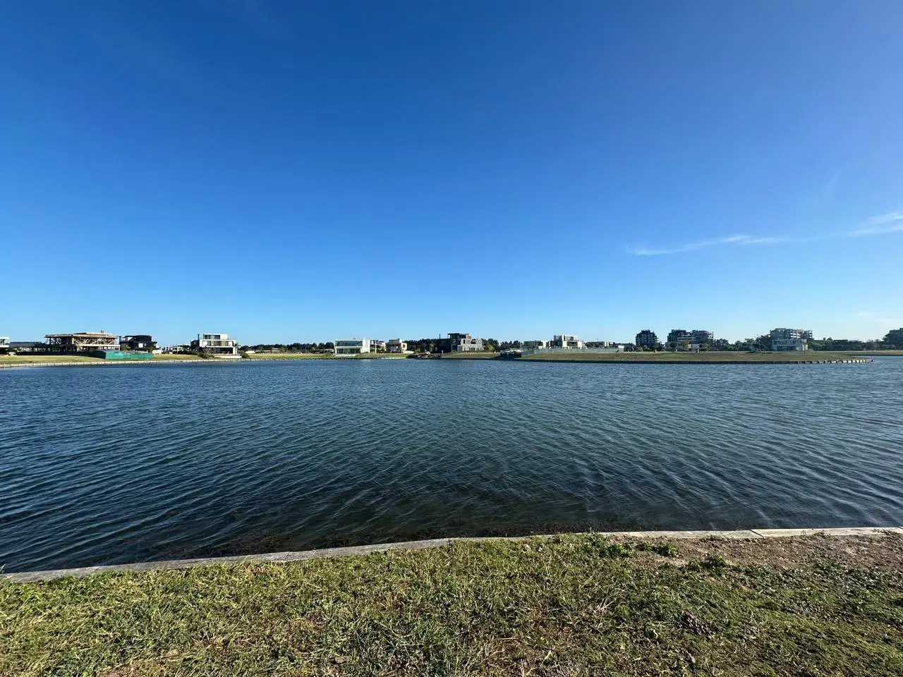 Terreno en venta al lago central en Puentes - Nordelta 4
