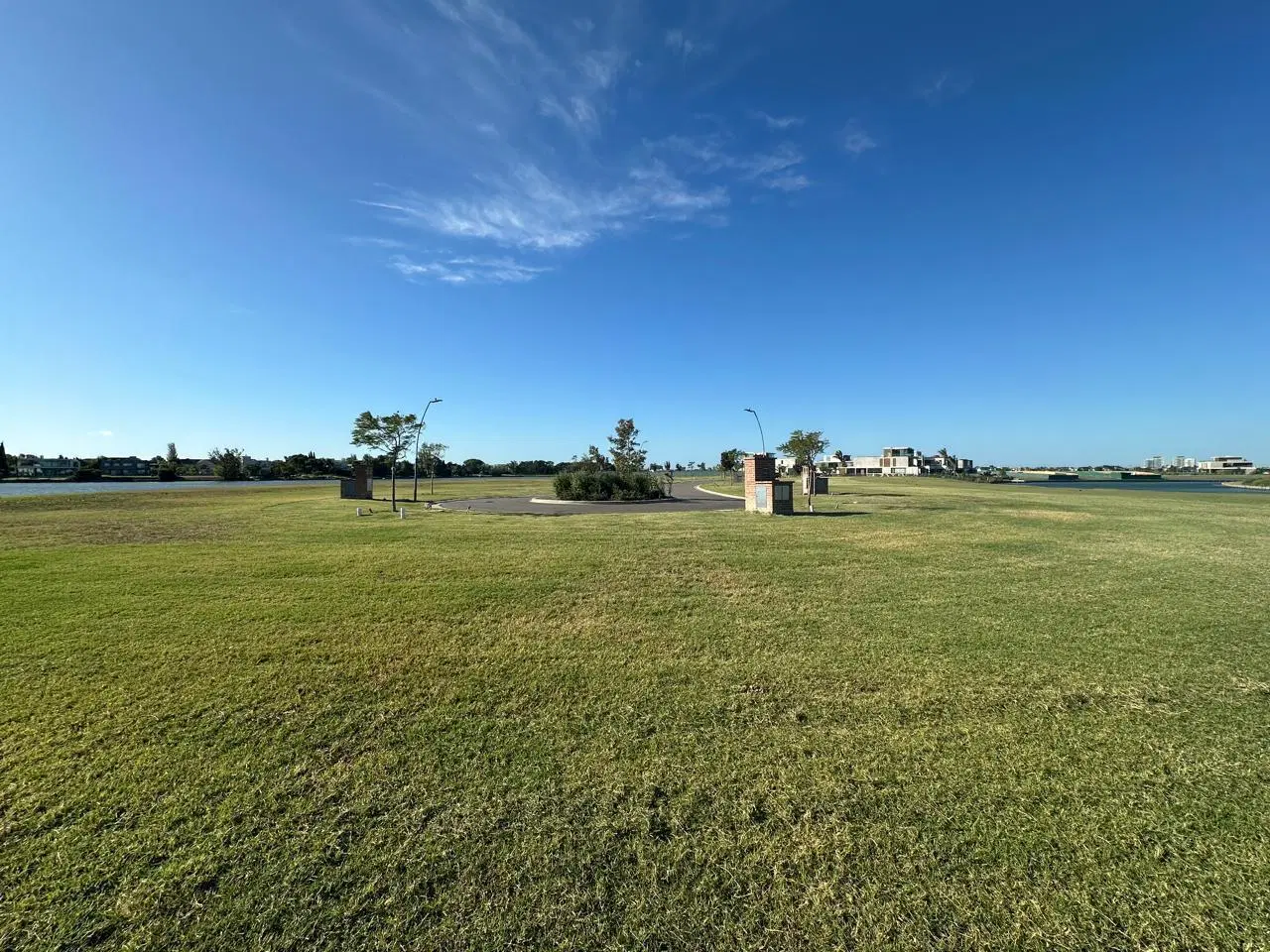 Terreno en venta al lago central en Puentes - Nordelta 5