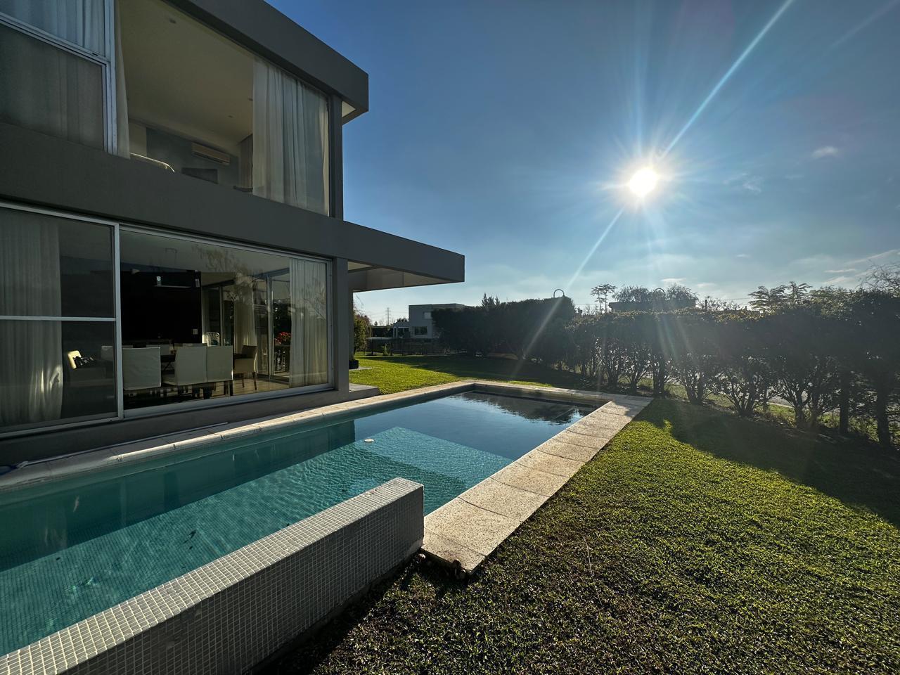 Casa en Alquiler con muebles en Los Alisos Nordelta