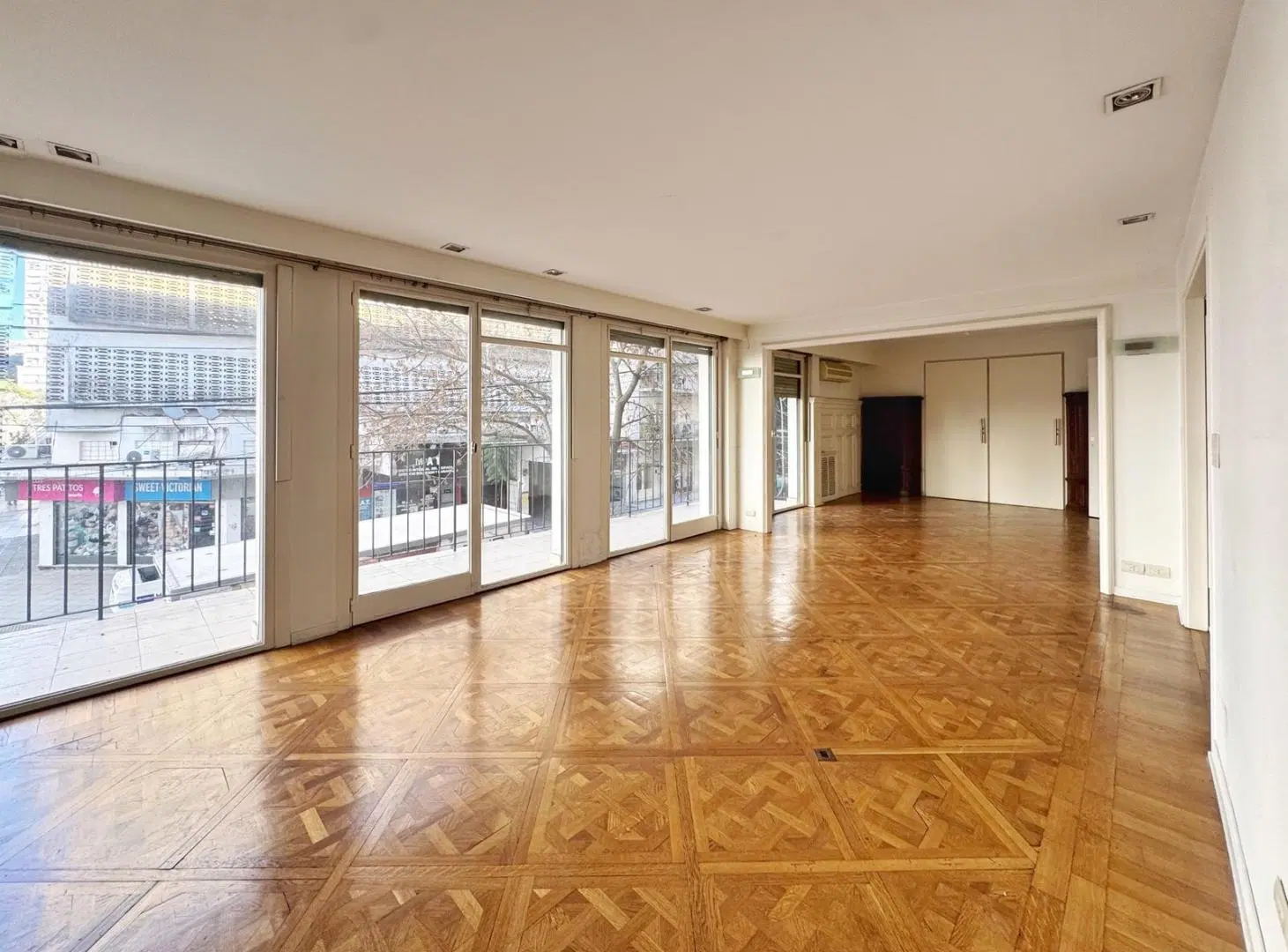 Departamento en venta 3 dormitorios dependencia escritorio balcon y patio a la calle en Cañitas 4