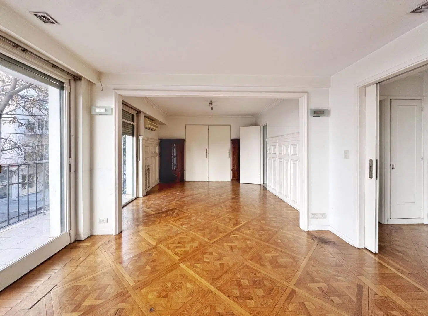 Departamento en venta 3 dormitorios dependencia escritorio balcon y patio a la calle en Cañitas 5