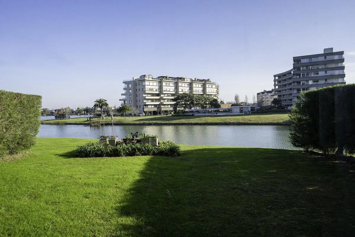 Alquiler temporal Yoo, 3 ambientes con jardín al lago Central 8