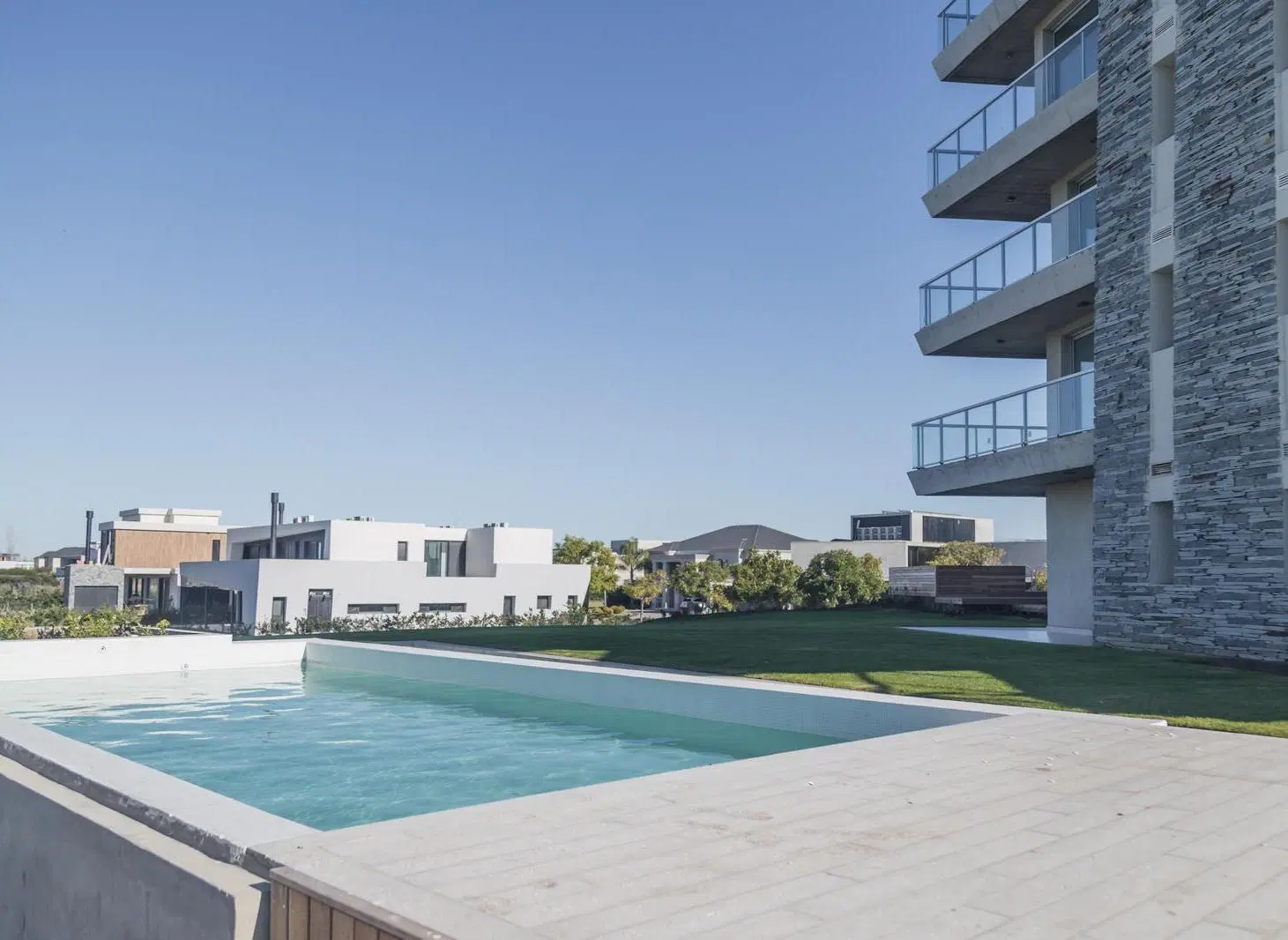 Venta departamento 4 ambientes con jardín y piscina propia PB en Yoo Nordelta 8