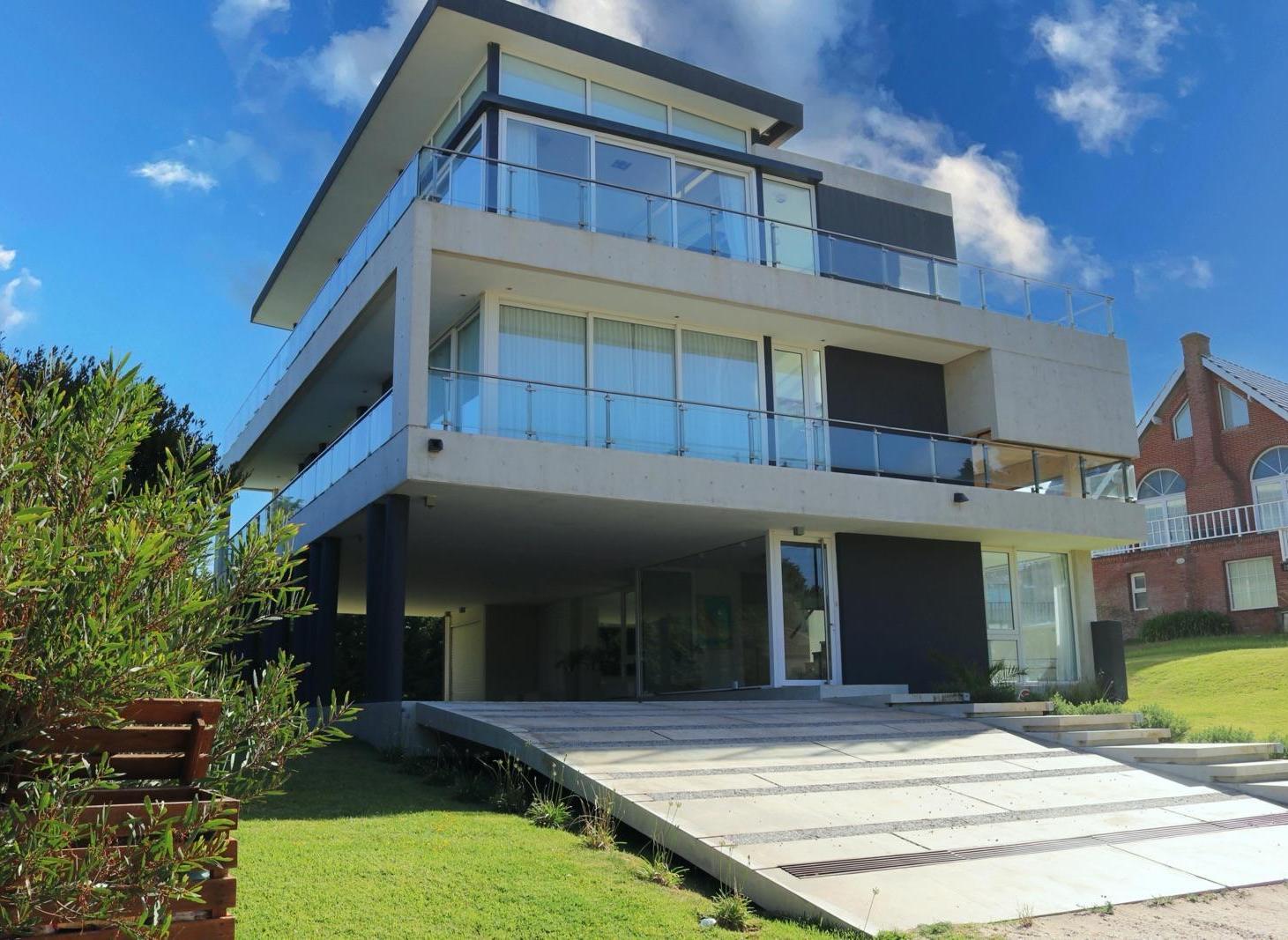 Foto de Casa en venta en CARILO, a metros de la playa, imagen 1