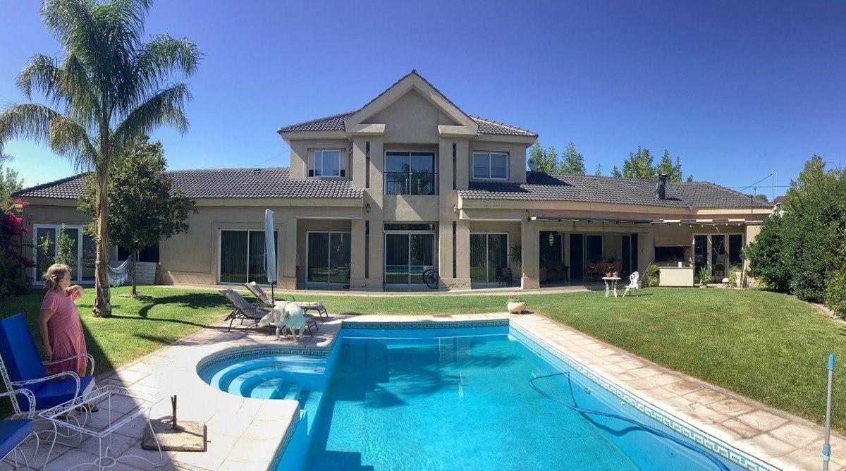 Leal Nmobiliaria Vende Casa de Categoria en Barrio La Bajada - Guaymallen 3