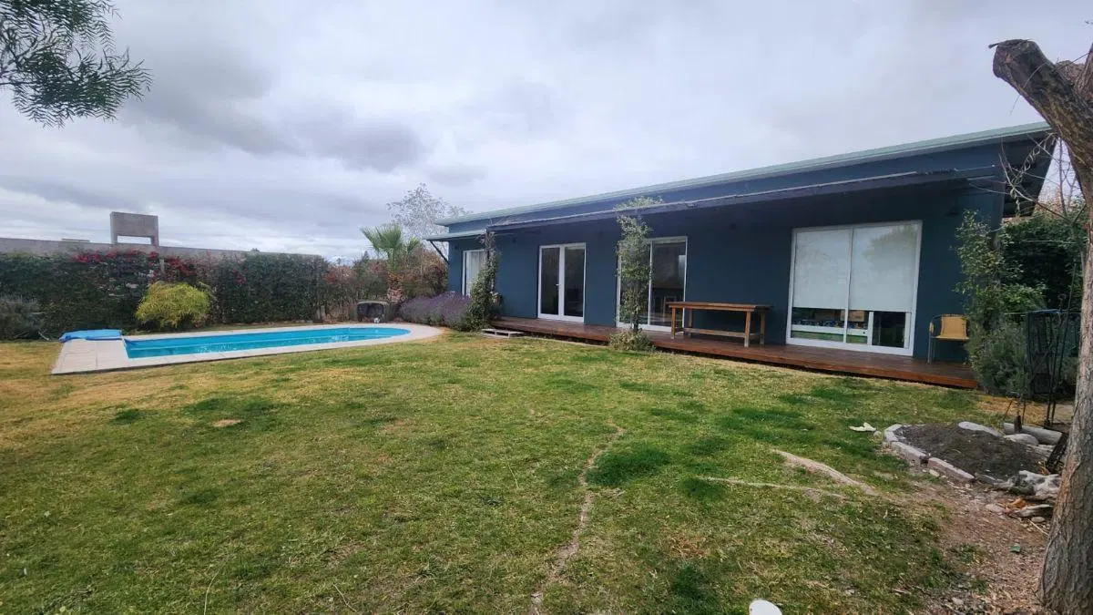 LEAL INMOBILIARIA ALQUILA CASA EN EL BARRIO TERRAZAS DE CHACRAS 3