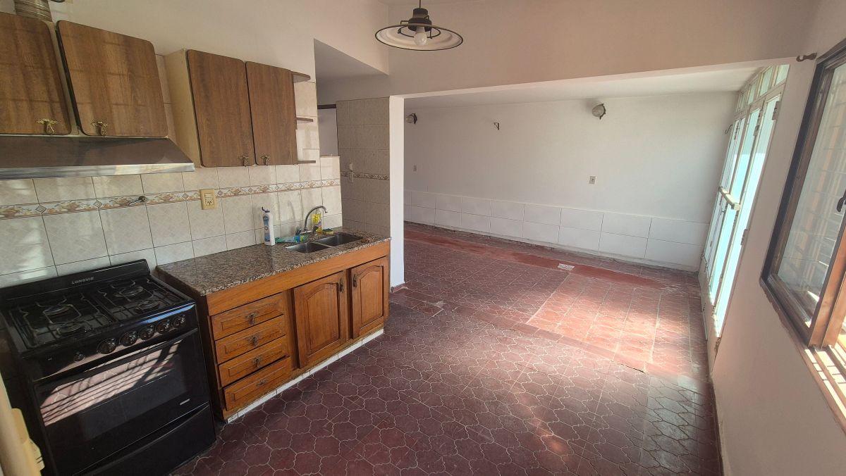 Foto de Casa en Alquiler – 2 Dormitorios, Cochera Doble y Amplios Patios |, imagen 2