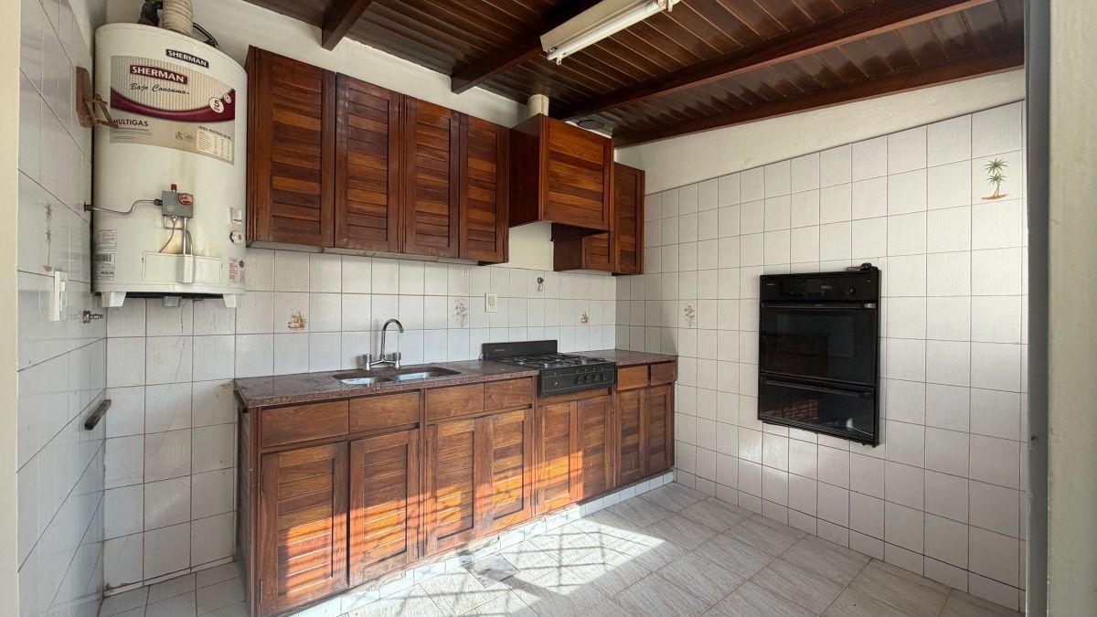Foto de ACL PROPIEDADES - VENDE HERMOSA CASA - Ubicada sobre la tradicional calle Granaderos - Sexta Sección, imagen 2