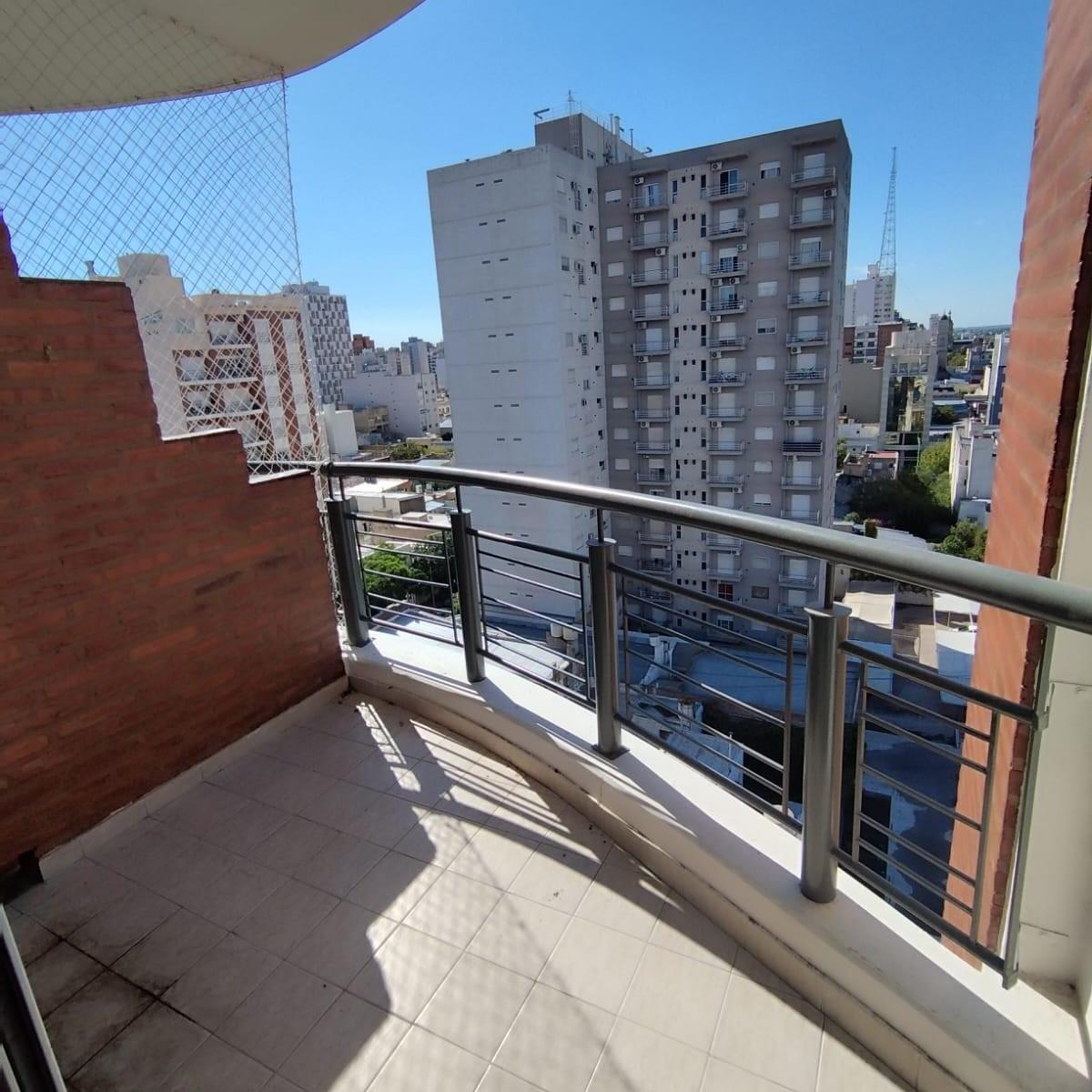 11 de Abril 80 - Departamento Centrico en Venta de 2 Dorm.! 3