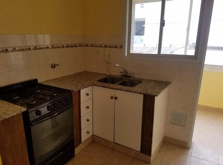 Departamento de 2 dormitorios en VENTA-Witcomb 134 esquina Sarmiento 3