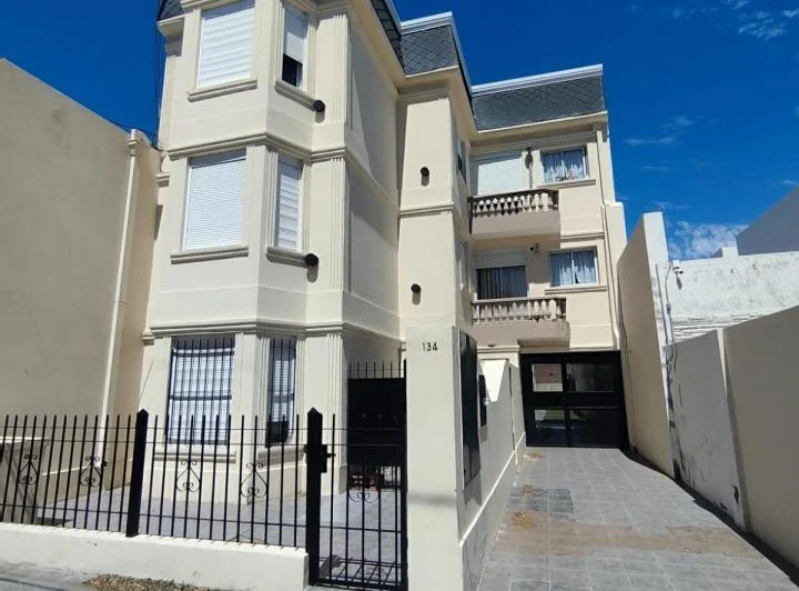 Departamento de 2 dormitorios en VENTA-Witcomb 134 esquina Sarmiento 1