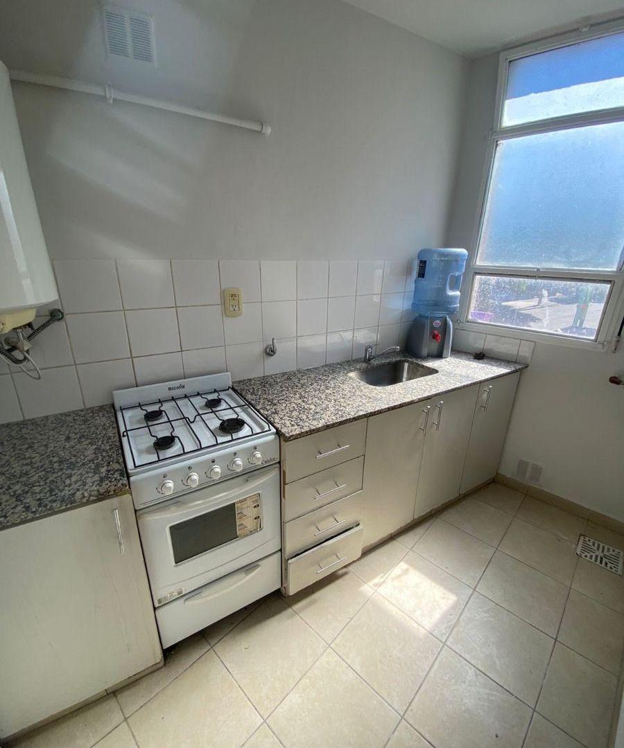 Foto de Departamento en alquiler en Alsina 605, imagen 3