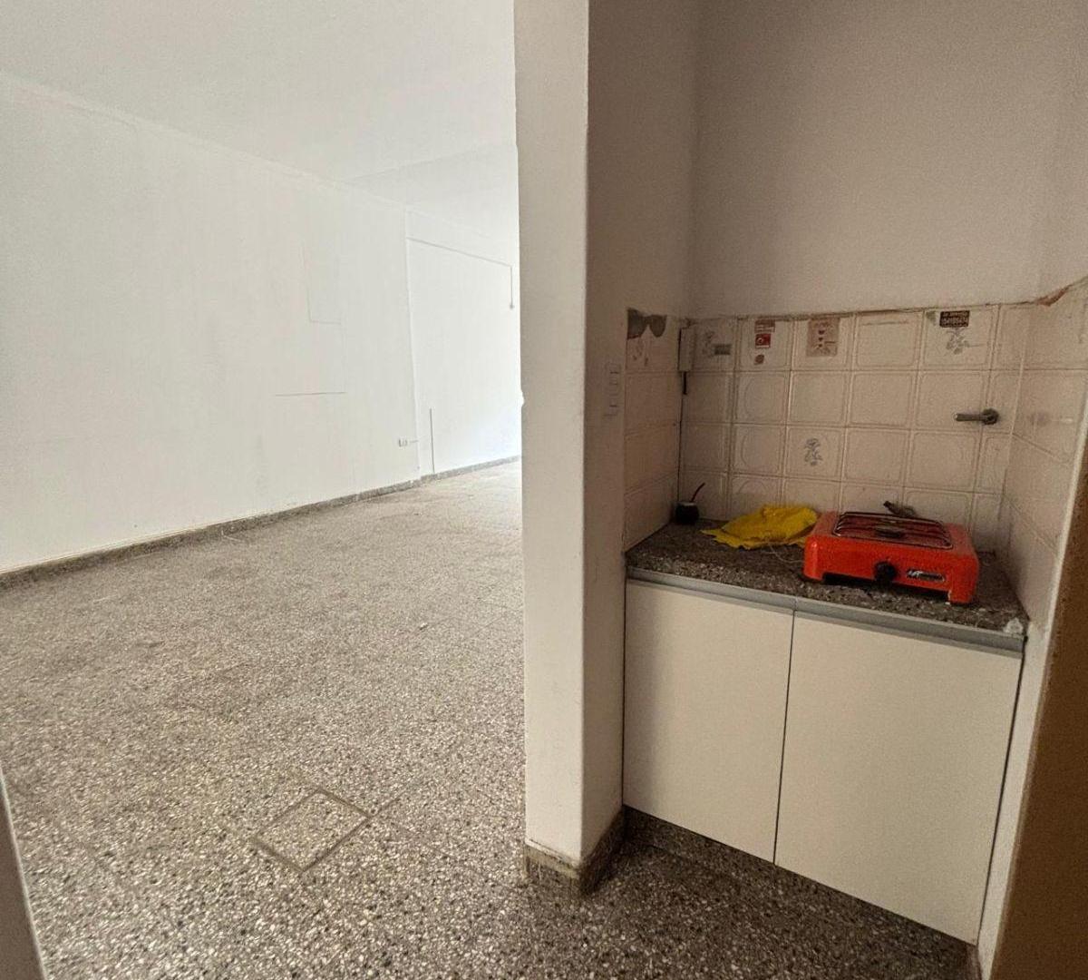 Foto de Local de 60 m² en alquiler en Viamonte al 200, imagen 3