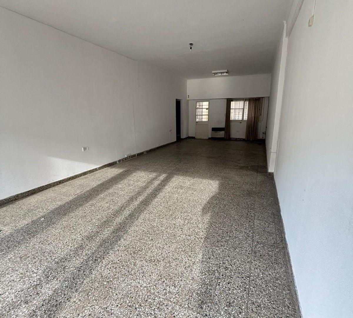 Foto de Local de 60 m² en alquiler en Viamonte al 200, imagen 2