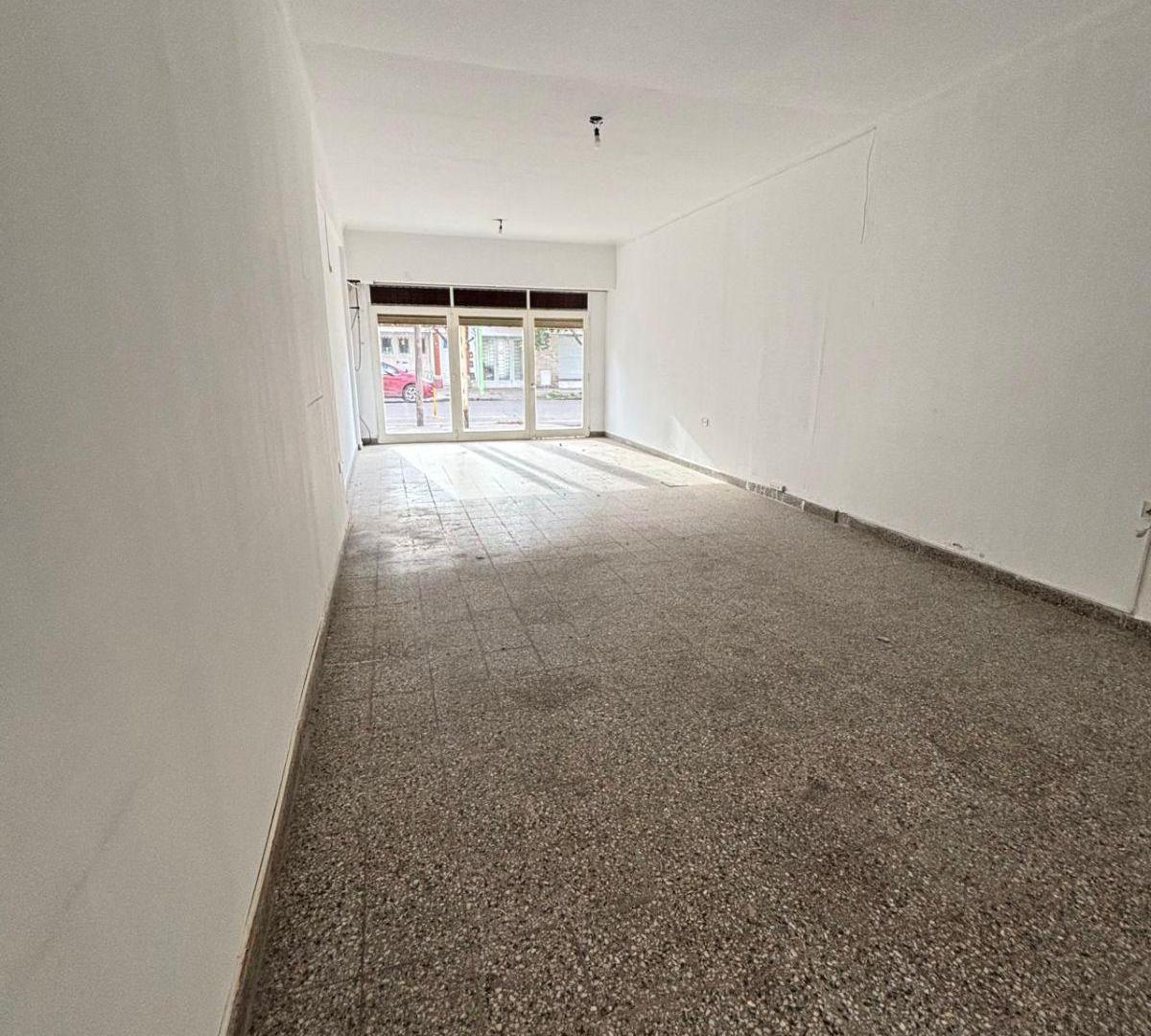 Foto de Local de 60 m² en alquiler en Viamonte al 200, imagen 1