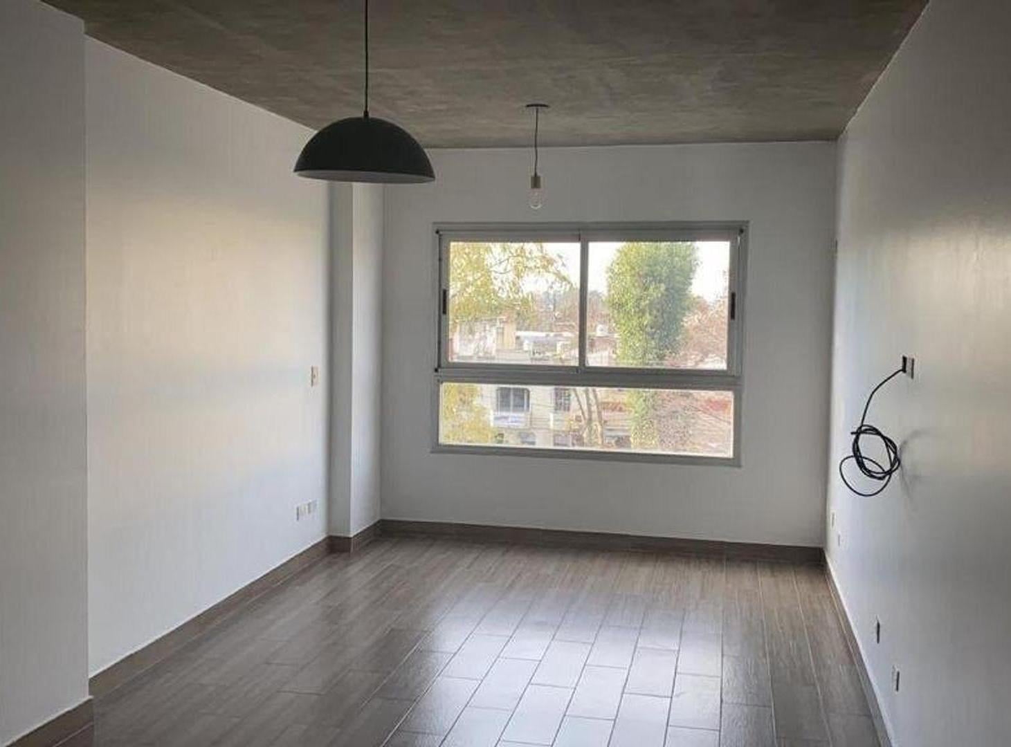Foto de Venta de monoambiente divisible sobre av. Mitre Sarandi, imagen 2