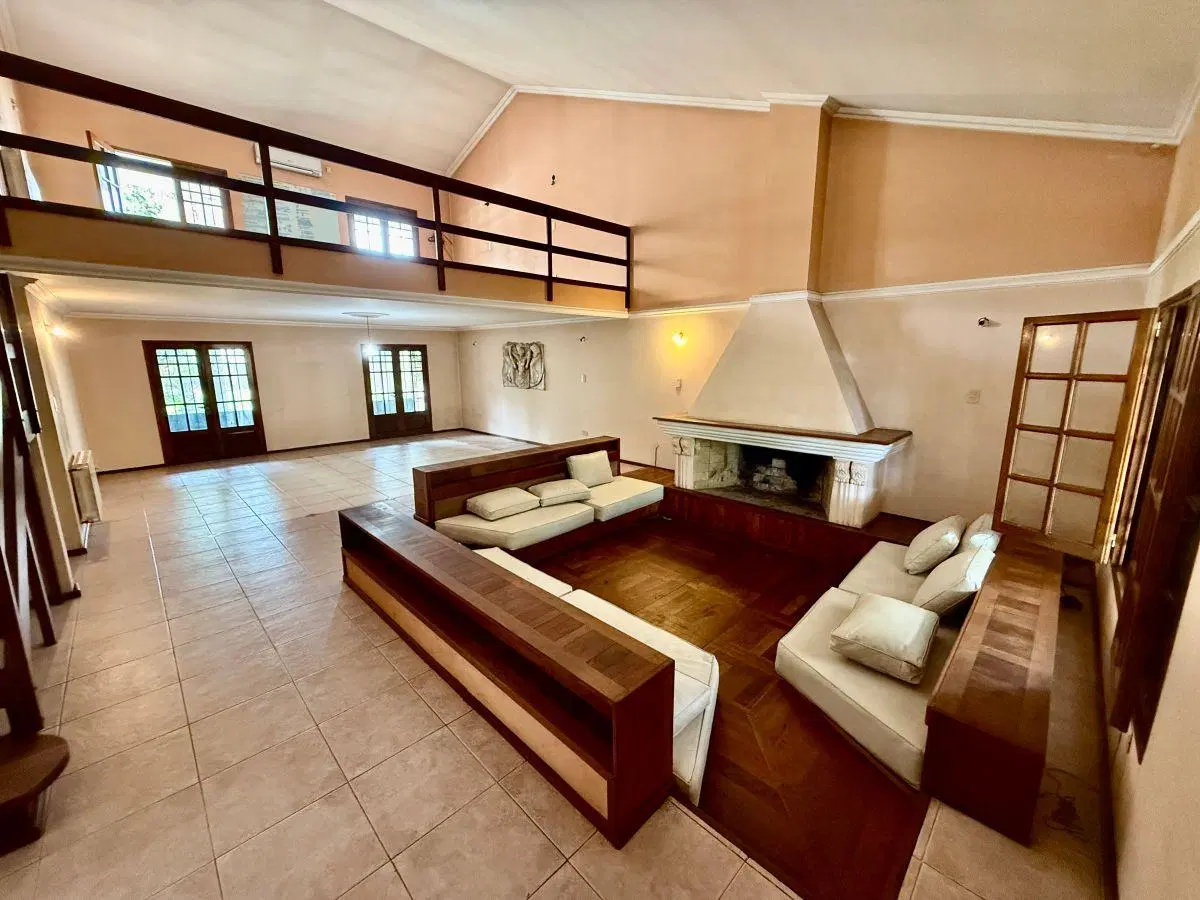 Casa 4 Dorm | Pileta | 920m² de Lote | Bº Granja de Funes 3