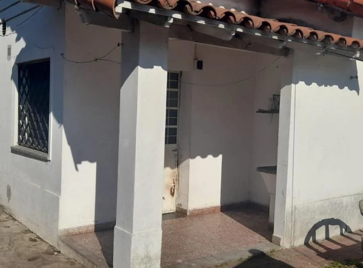 alquiler de Casa céntrica en MONTE GRANDE, con gran parque  1