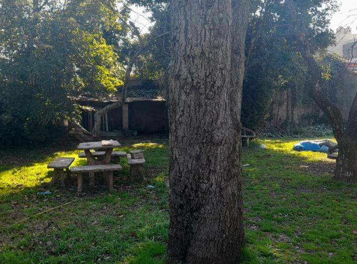 alquiler de Casa céntrica en MONTE GRANDE, con gran parque  2