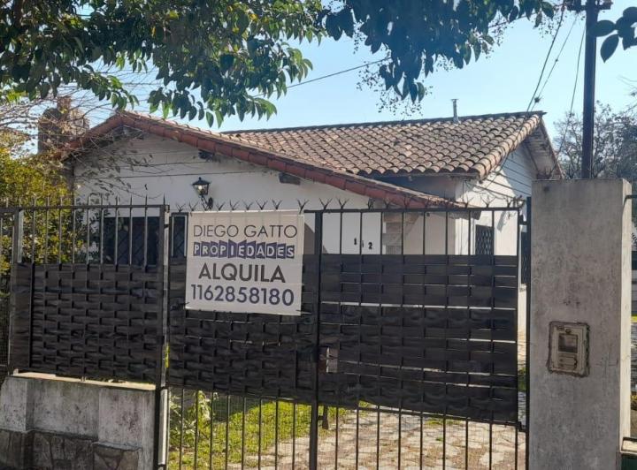 alquiler de Casa céntrica en MONTE GRANDE, con gran parque  3