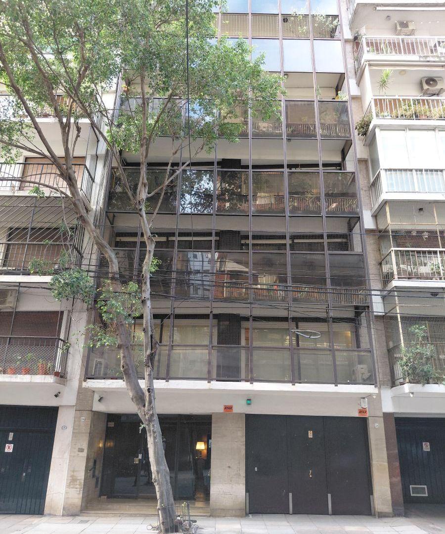 Departamento de 134 m2 con 3 dormitorios y cochera en venta en Barrio Norte