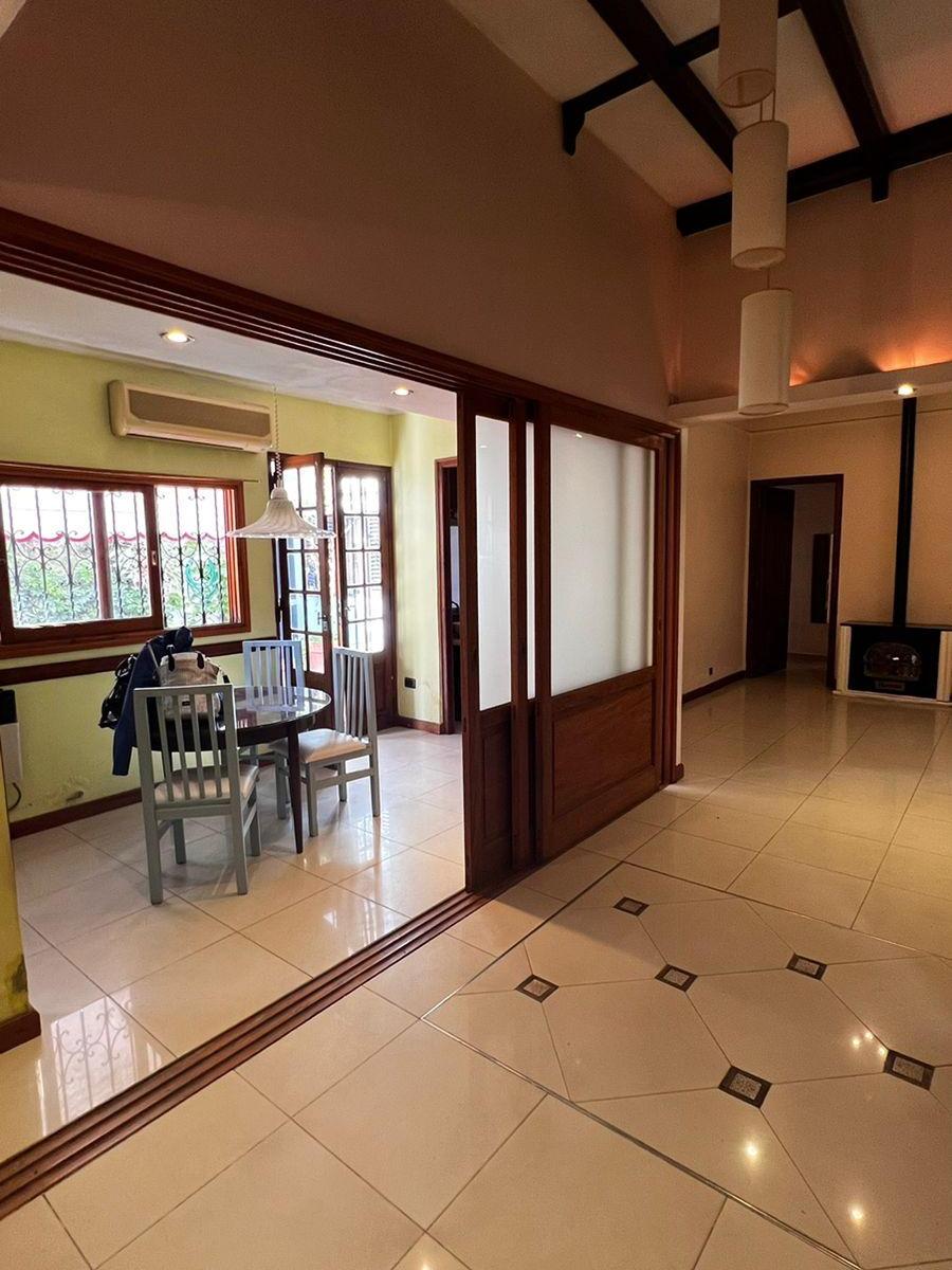 Foto de CHALET 5 AMBIENTES DOBLE COCHERA. Excelente ubicación., imagen 2