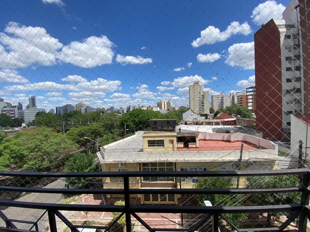 Departamento Tres Ambientes con Cochera en El Centro de Lanus. 3
