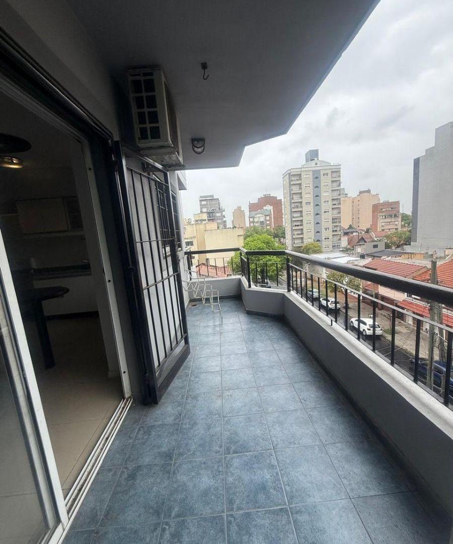 Departamento tres ambientes con balcon y cochera.