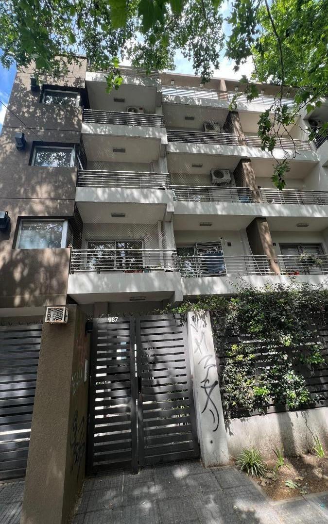 Monoambiente con balcón amobaldo.