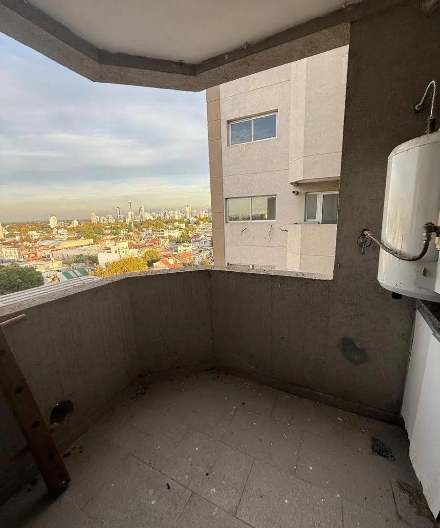 Departamento dos ambientes con balcon y cochera. 3