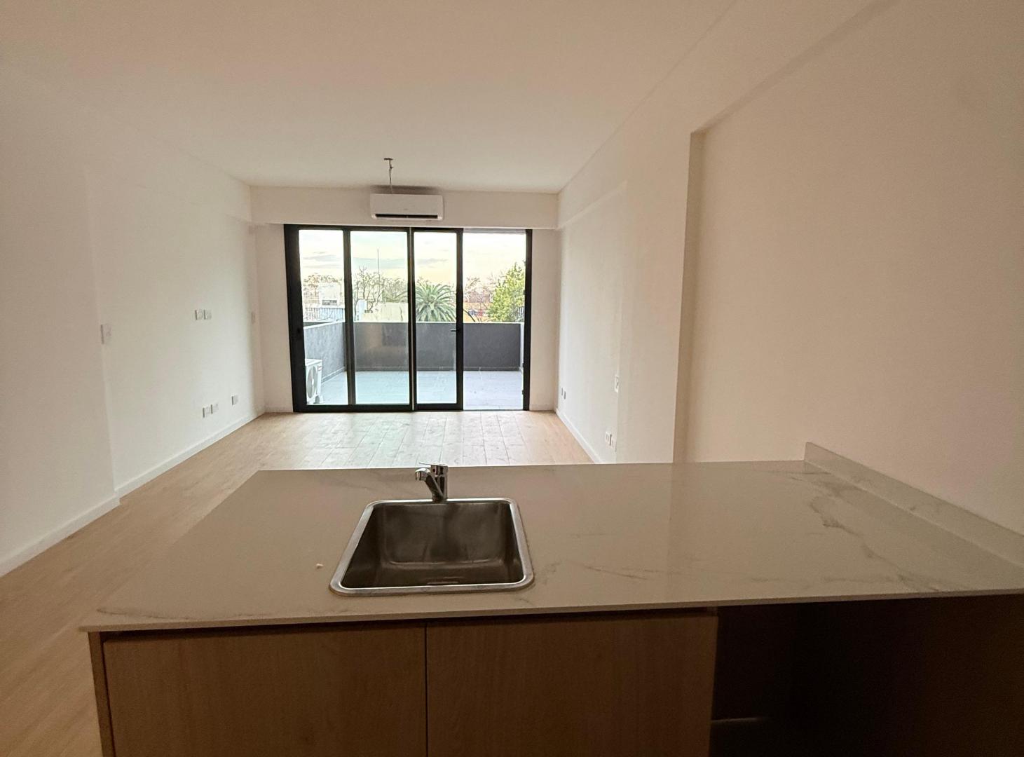 Foto de Departamento monoambiente con gran balcón aterrazado., imagen 2