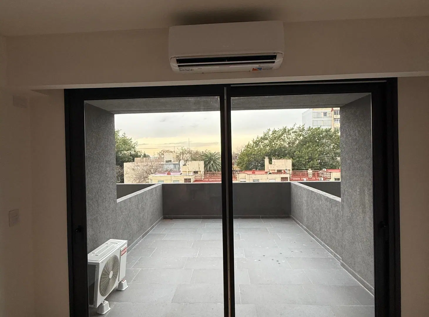 Departamento monoambiente con gran balcón aterrazado. 4