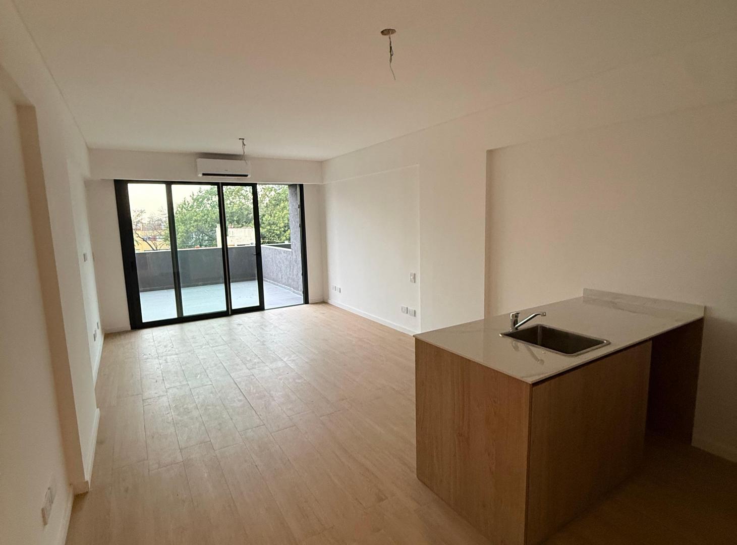 Foto de Departamento monoambiente con gran balcón aterrazado., imagen 2
