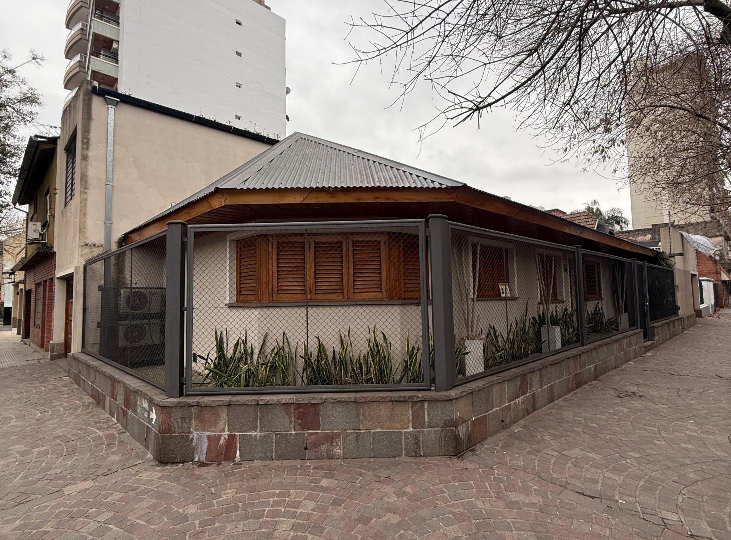 Foto de CASA 5 AMBIENTES CON 3 COCHERAS, PATIO Y QUINCHO, imagen 4