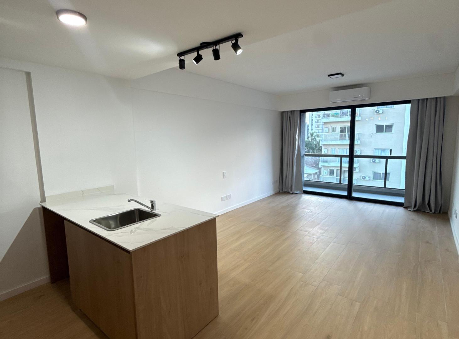 Foto de Departamento monoambiente con balcón y cochera. Excelente edificio, imagen 1