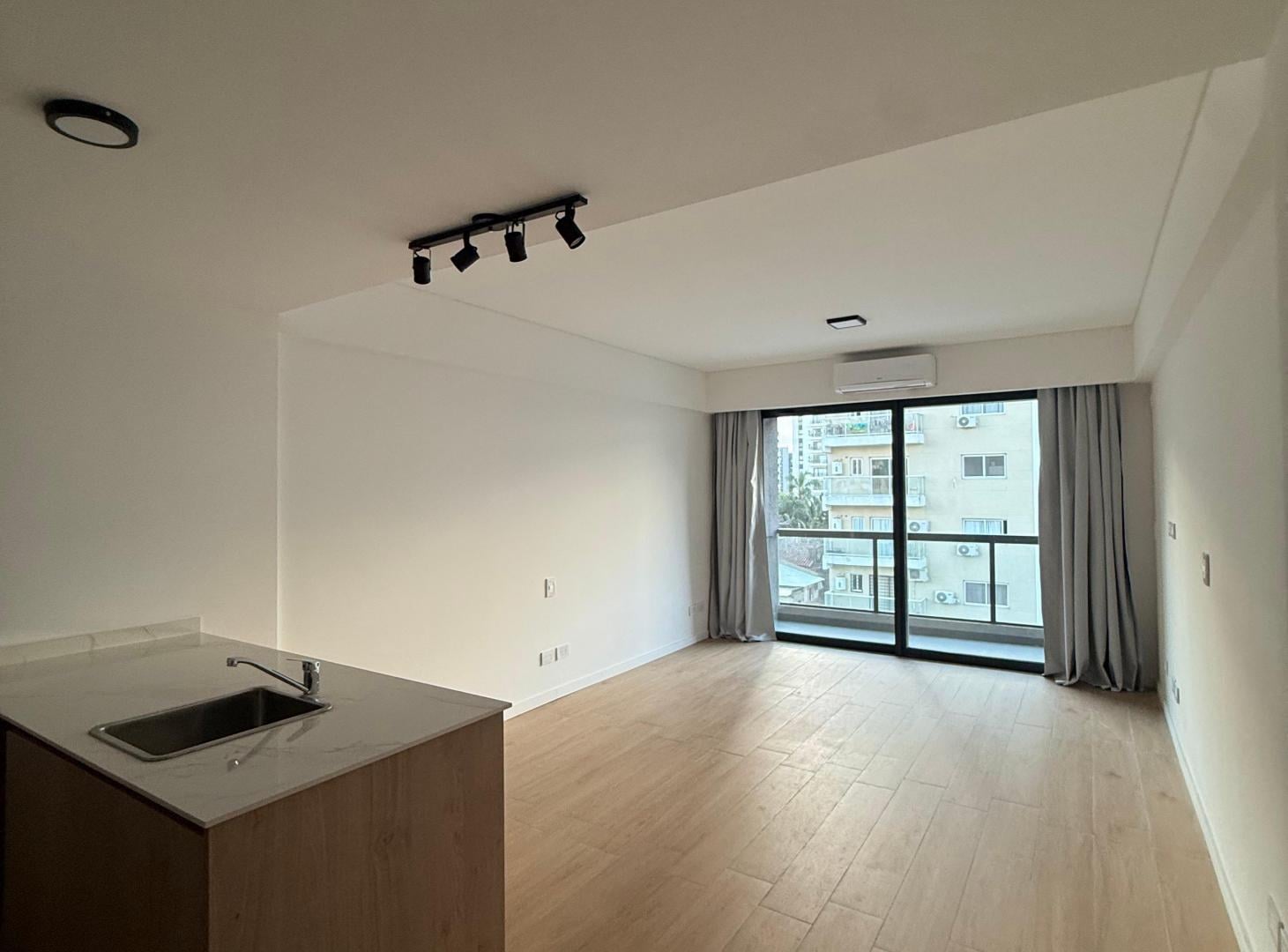Foto de Departamento monoambiente con balcón y cochera. Excelente edificio, imagen 5